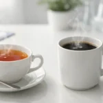 Două băuturi fierbinți, ceai și cafea, sugerând atenția la temperatura de consum și riscul pentru esofag.